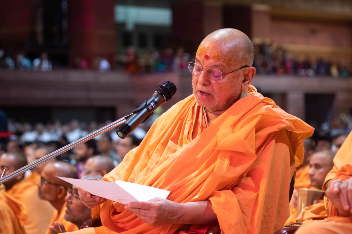 Pujya Ishwarcharan Swami leads everyone in reciting the sadhana mantra and daily prayer in Swamishri's puja
