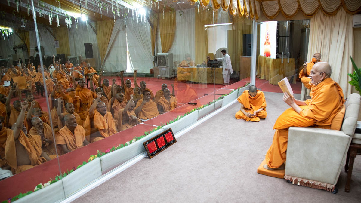Sadhus hail 'Pramukh Swami Maharaj Shatabdi Mahotsav ni jai' in the afternoon assembly