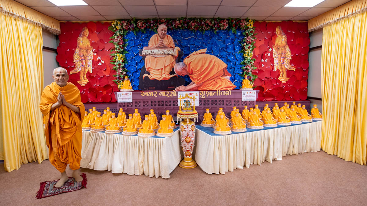 Swamishri with murtis of Brahmaswarup Pramukh Swami Maharaj
