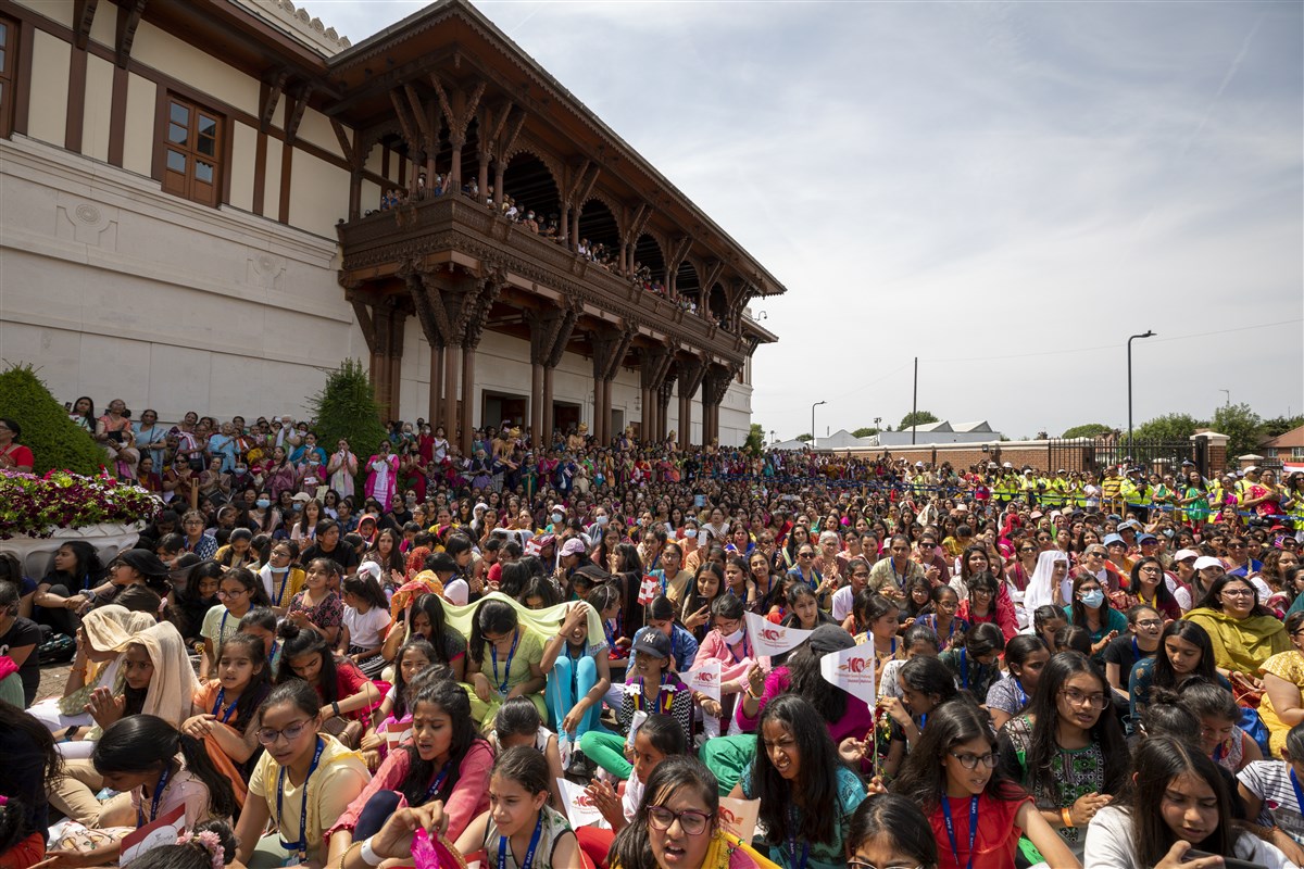 The thousands of participants then congregated in the Mandir’s courtyard, with some finding spaces in the Haveli balcony