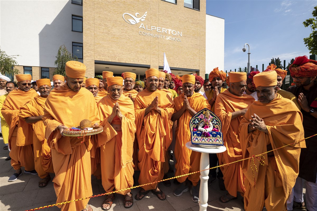 The nagar yatra commenced with prayers to Bhagwan Swaminarayan and the Gurus