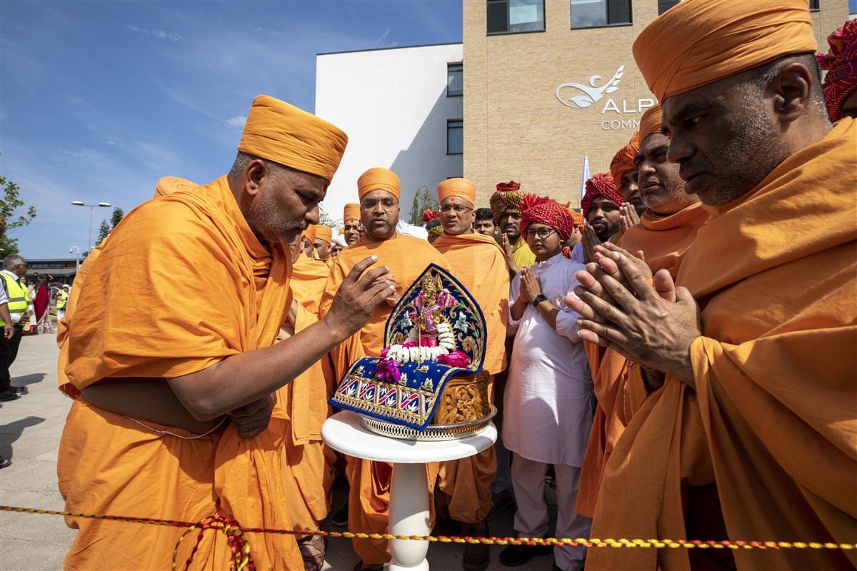 The opening ceremony of the nagar yatra included pujan of the sacred image of Bhagwan Swaminarayan