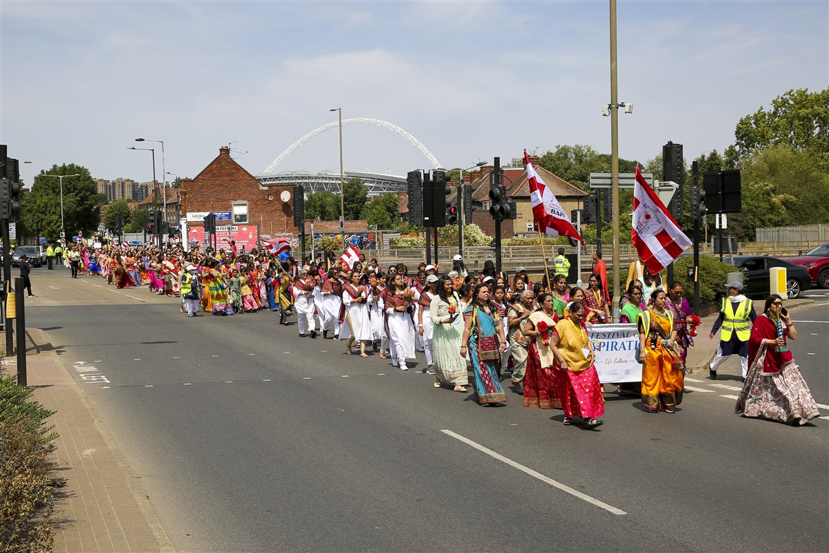 As the nagar yatra continued along Harrow Road and crossed the busy North Circular Road, the iconic arch of Wembley Stadium could be seen in the background