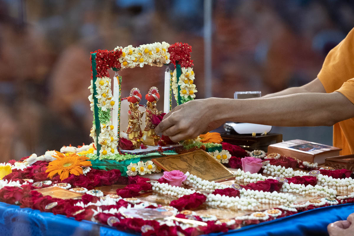 Flowers are offered to Shri Harikrishna Maharaj and Shri Gunatitanand Swami