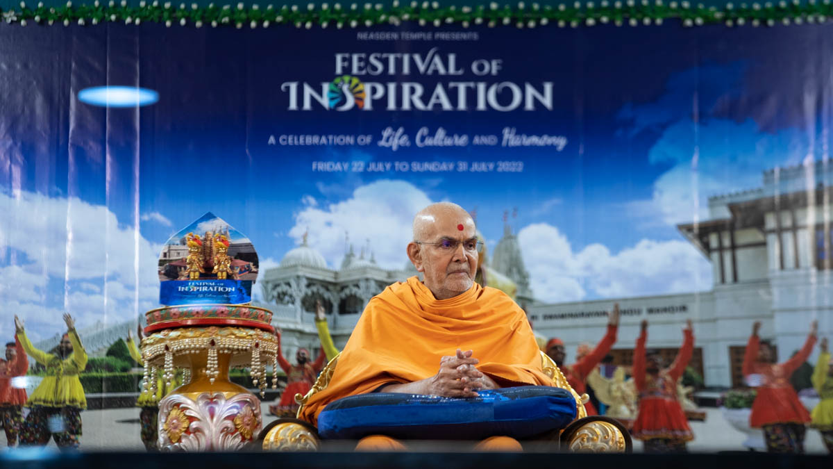 Swamishri during the inauguration assembly for the 'Festival of Inspiration', London