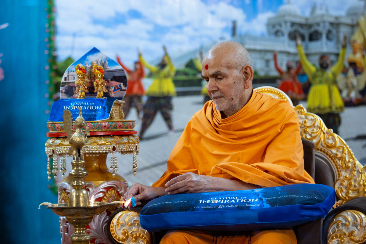 Swamishri lights the inaugural lamp for the Festival of Inspiration