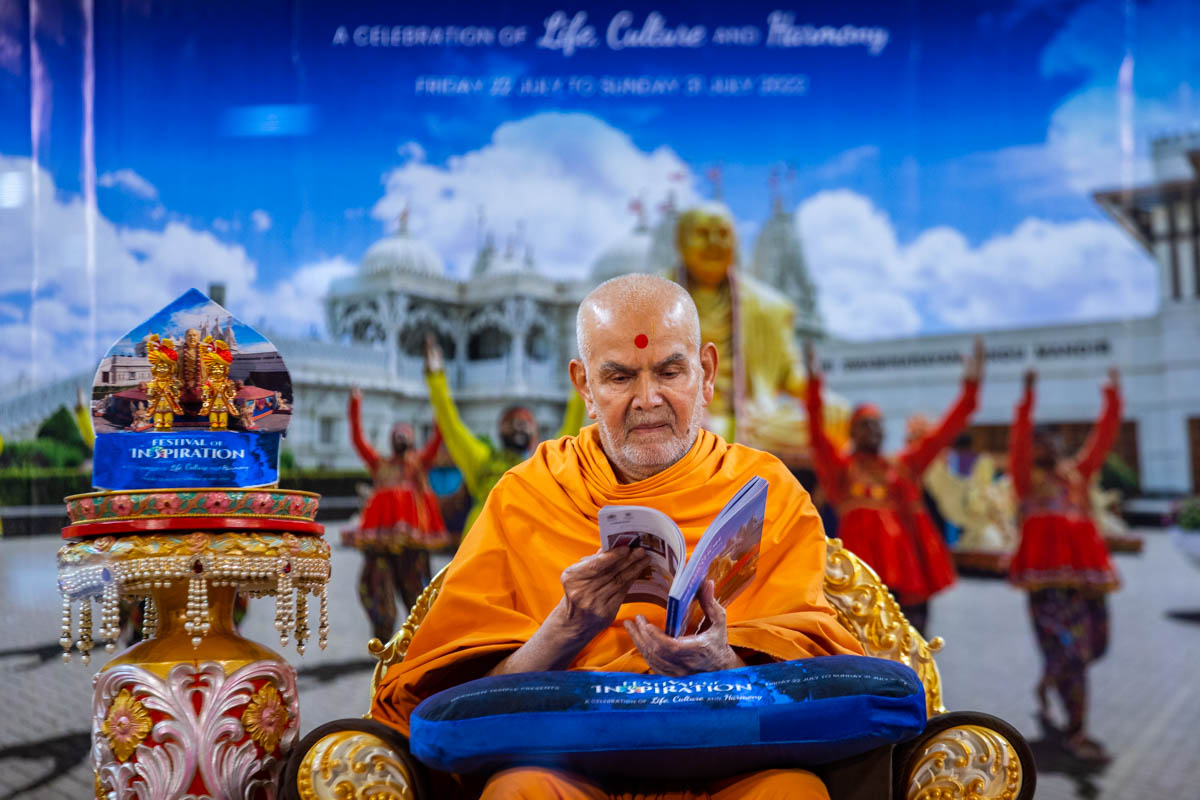 Swamishri observes the souvenir