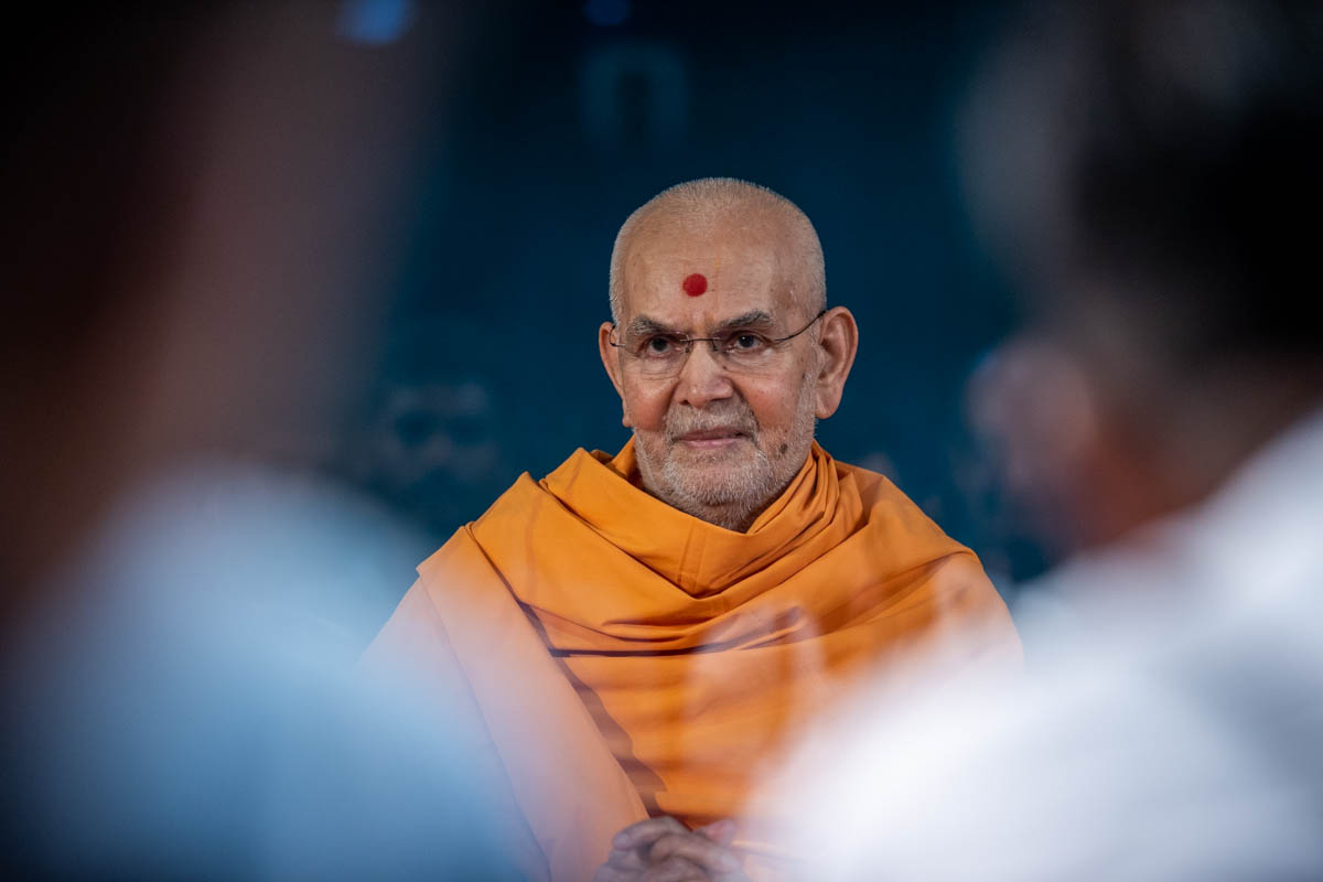 Swamishri greets all with folded hands during the samip darshan