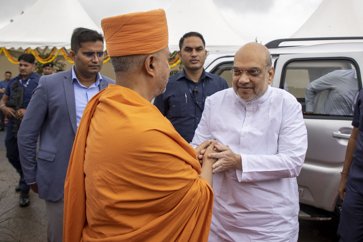 Brahmavihari Swami welcomes Home Minister of India Shri Amitbhai Shah