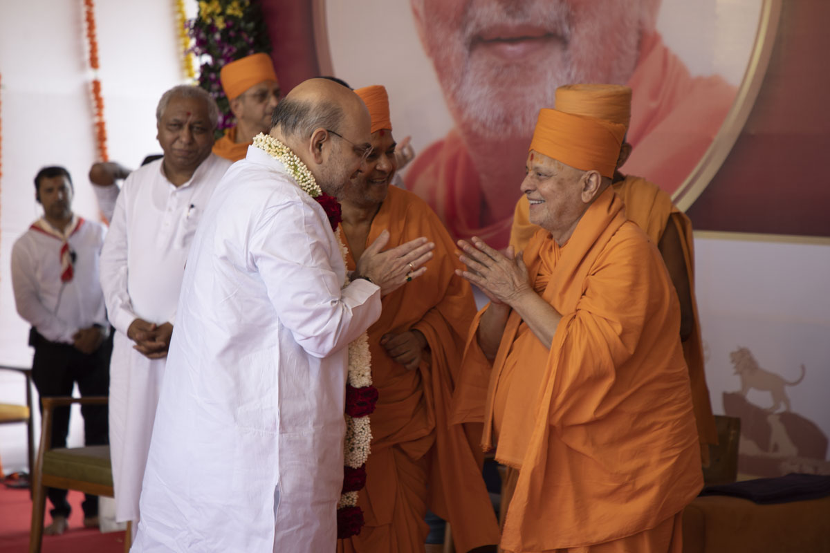 Pujya Ishwarcharan Swami honors Shri Amitbhai Shah with a garland 