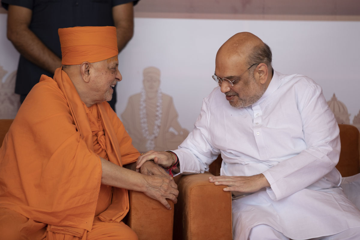Shri Amitbhai Shah in conversation with Pujya Ishwarcharan Swami