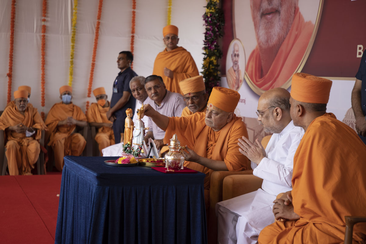Pujya Ishwarcharan Swami performs puja of Thakorji
