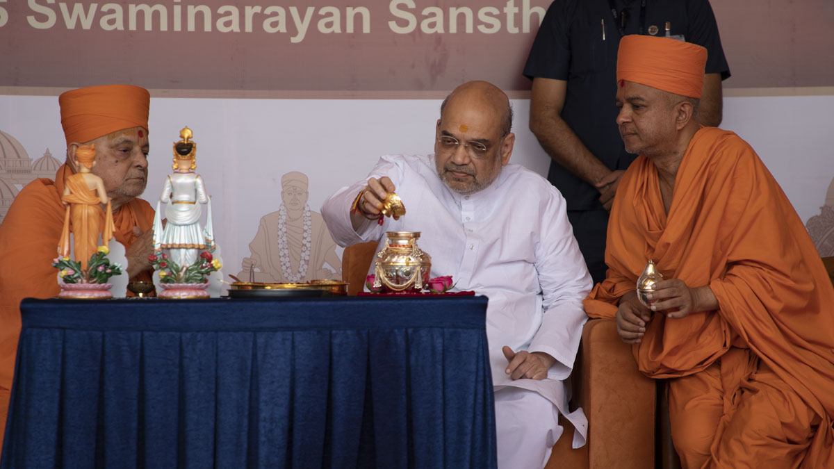 Shri Amitbhai Shah pours sanctified water in the kalash