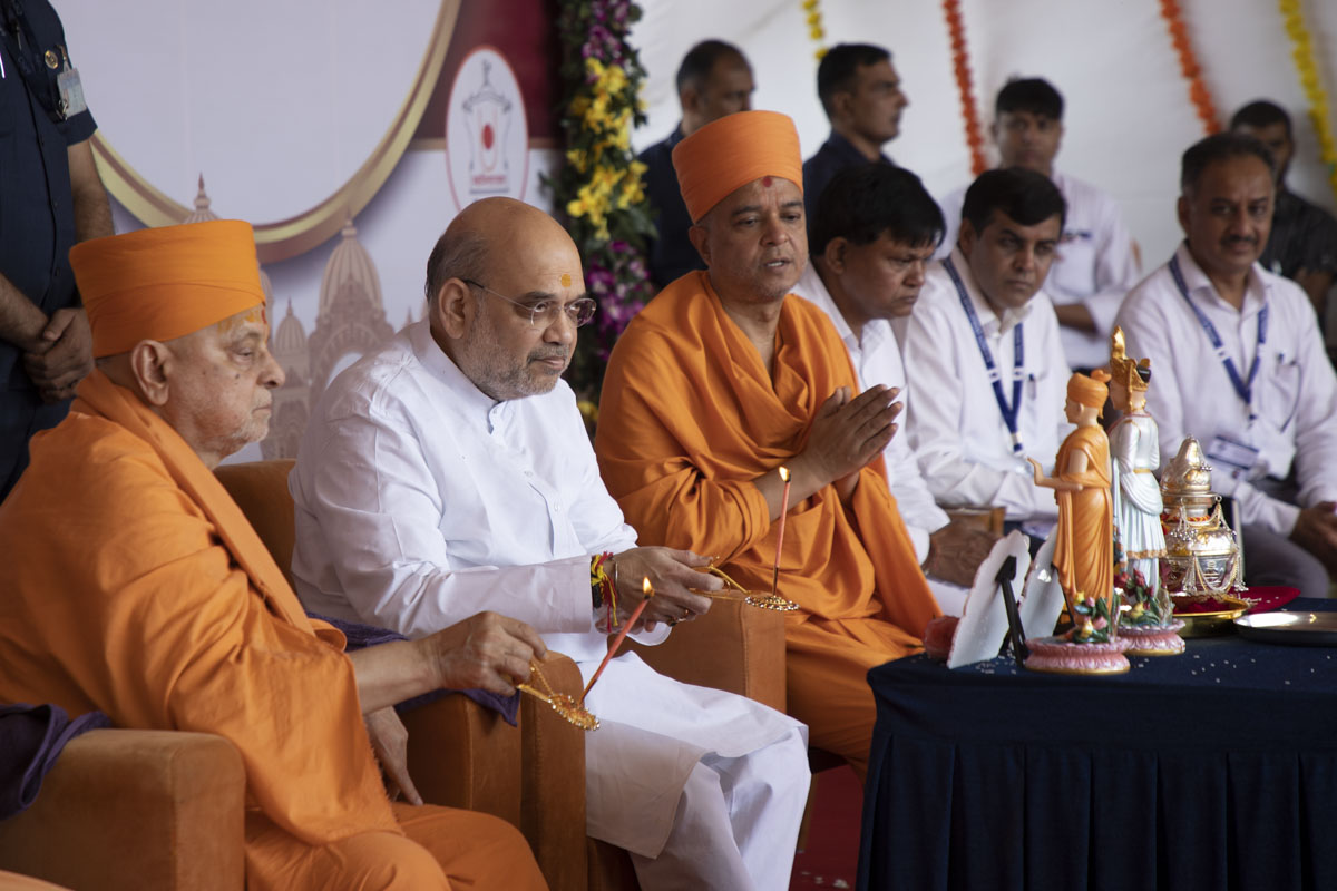 Pujya Ishwarcharan Swami and Shri Amitbhai Shah perform the arti
