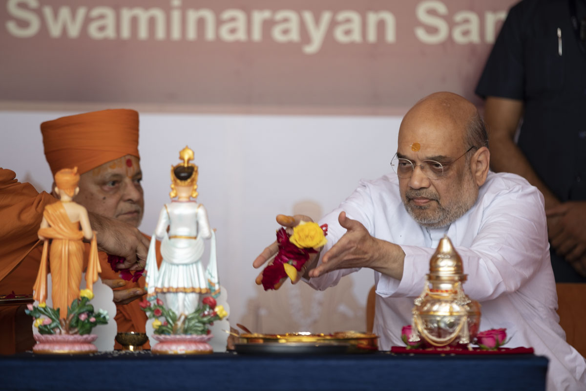 Shri Amitbhai Shah offers mantra-pushpanjali