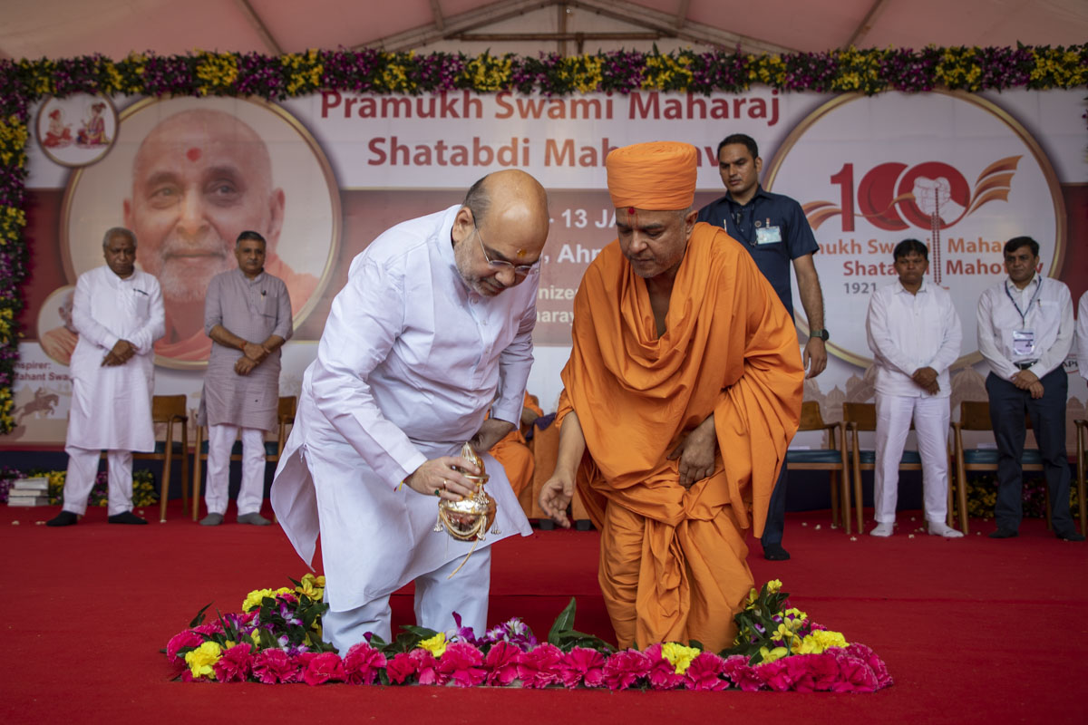 Shri Amitbhai Shah and Brahmavihari Swami place the kalash in the pit