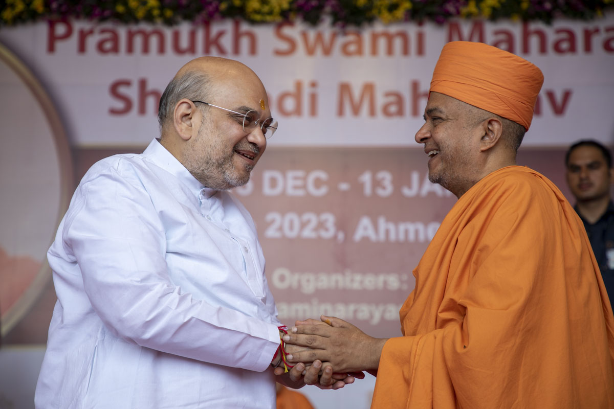 Brahmavihari Swami greets Shri Amitbhai Shah 