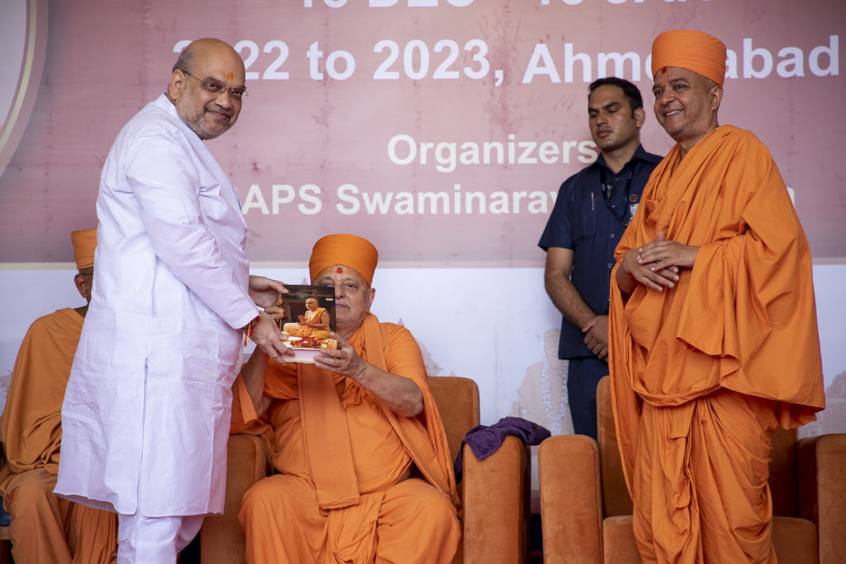 Pujya Ishwarcharan Swami presents 'Brahmaswarup Pramukh Swami Maharaj Jivancharitra, Part 7' to Shri Amitbhai Shah 