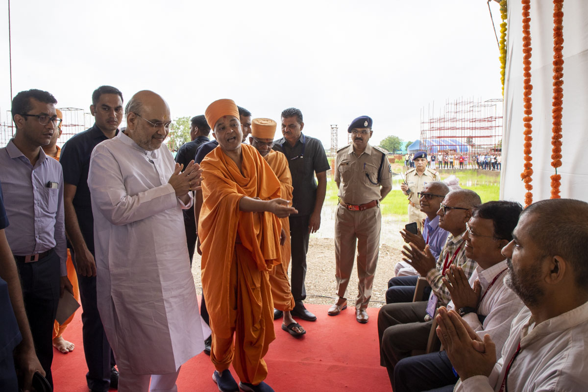 Shri Amitbhai Shah meets volunteers