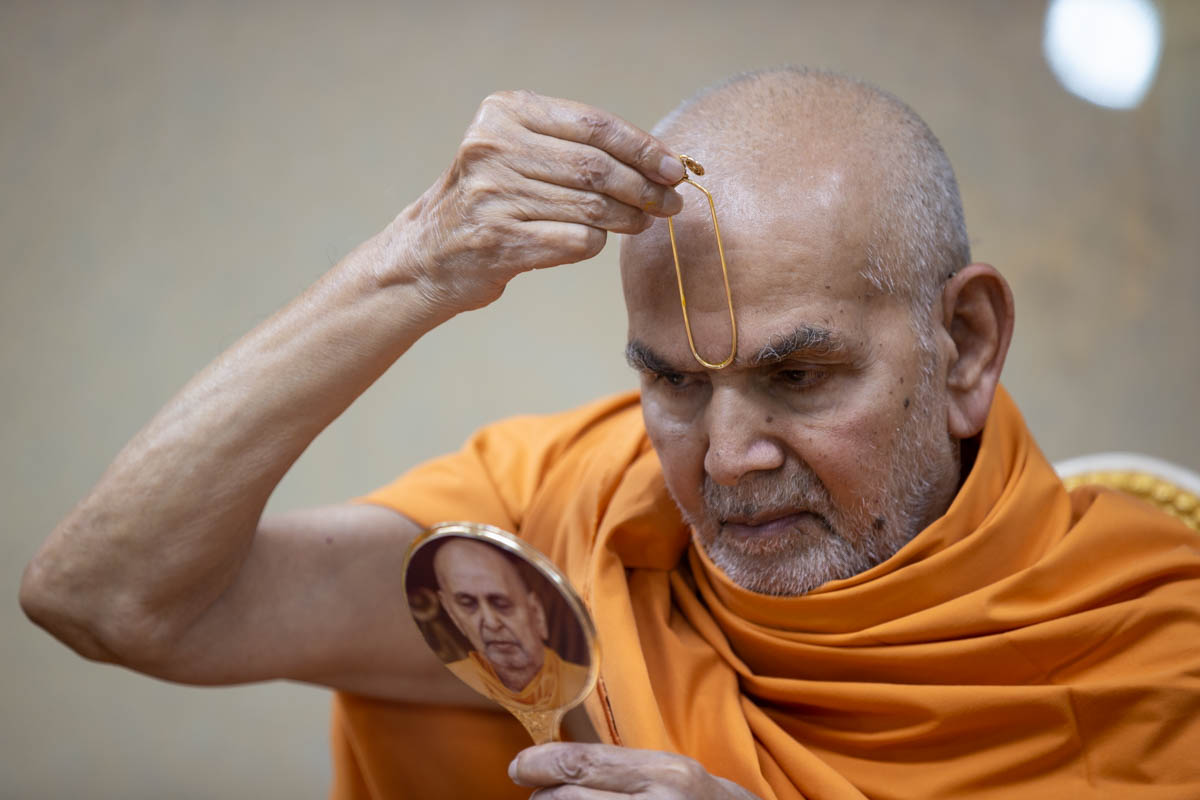 Param Pujya Mahant Swami Maharaj applies a tilak on his forehead