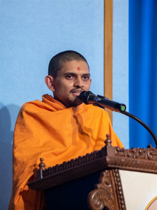 Uttamyogi Swami addresses the assembly