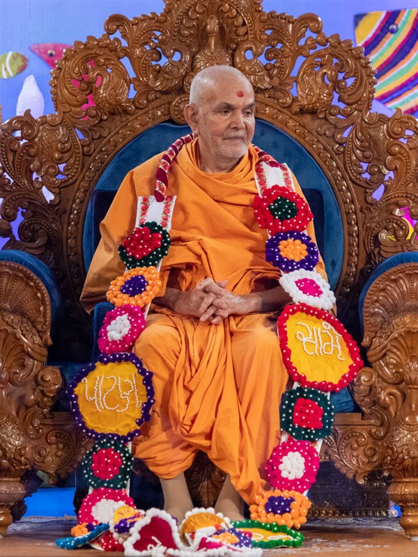 Swamishri honored with a garland