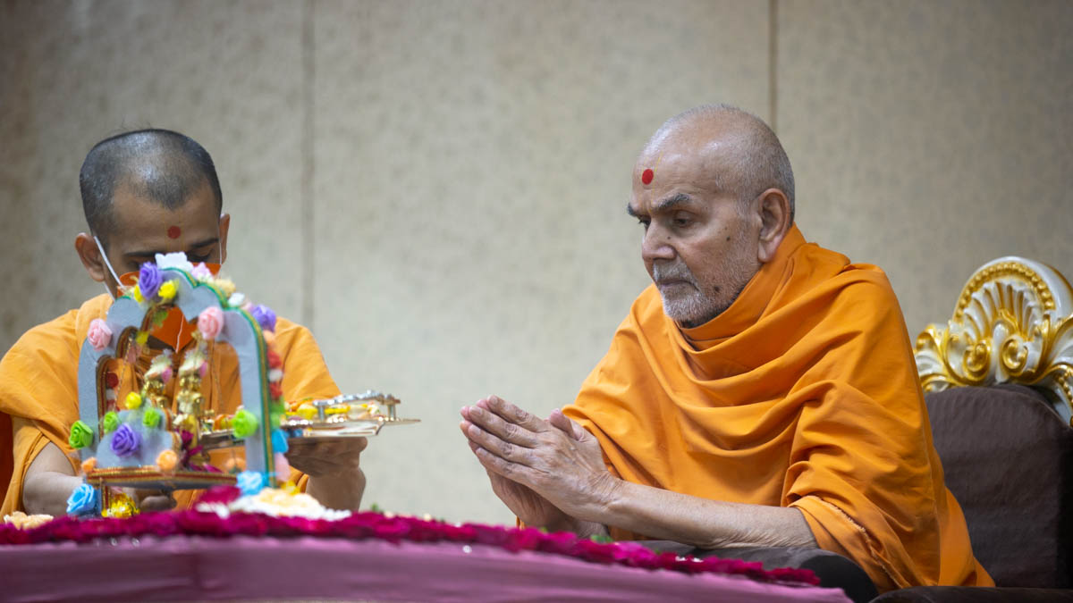 Thal is offered to Shri Harikrishna Maharaj and Shri Gunatitanand Swami 