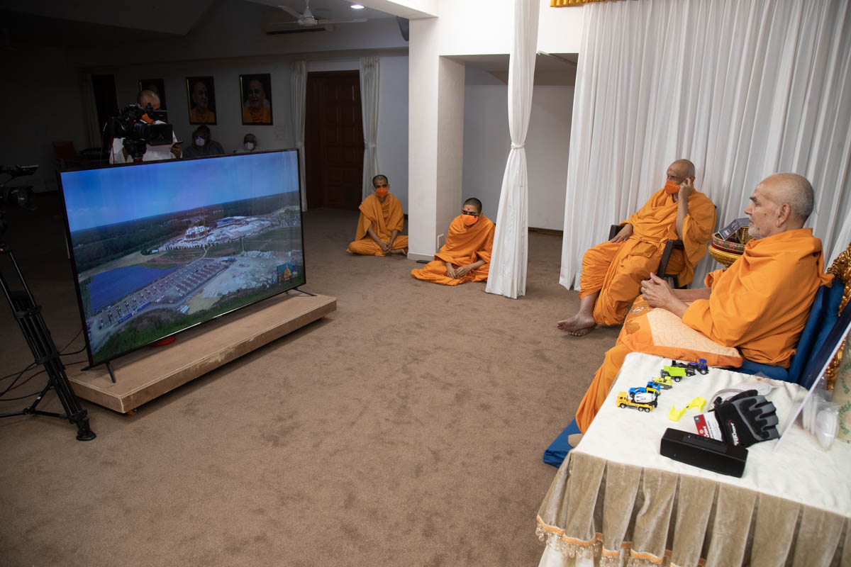 Swamishri watches a video presentation