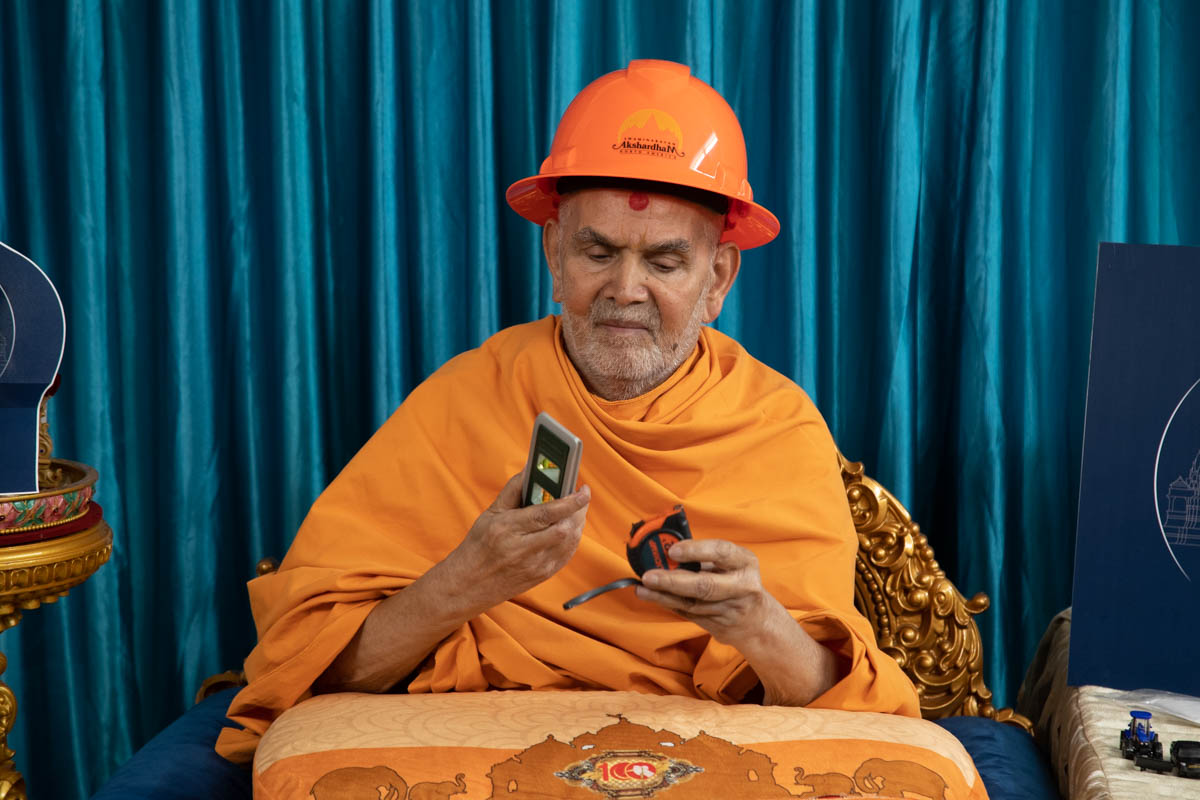 Swamishri sanctifies equipment