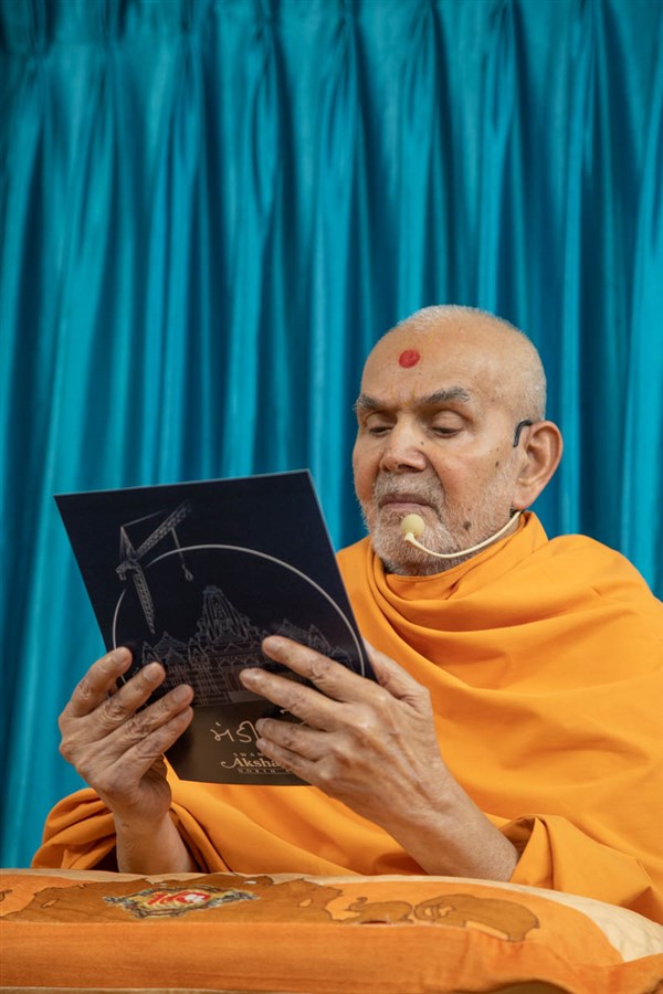Swamishri reads a prayer