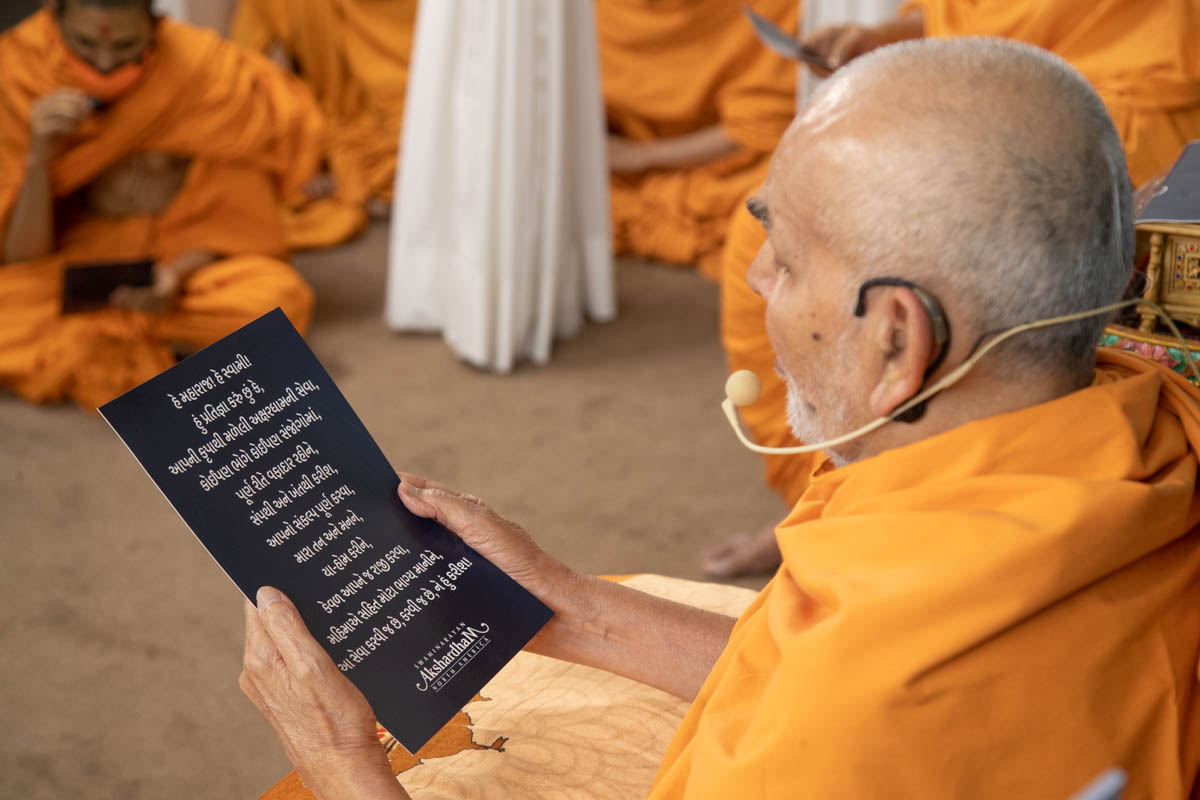 Swamishri reads a prayer