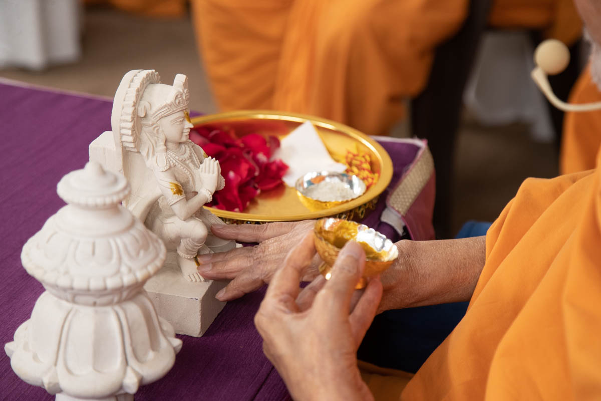 Swamishri sanctifies a murti