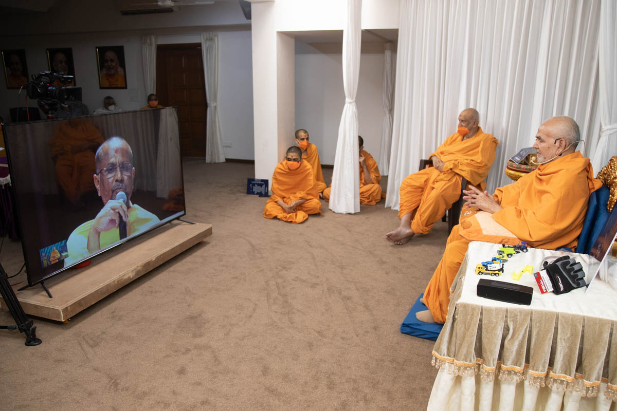 Prashantdarshan Swami addresses the assembly