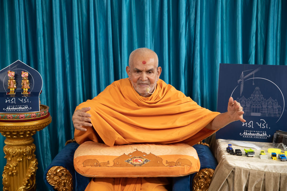 Swamishri embraces all