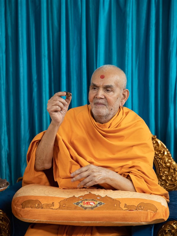 Swamishri gives prasad via video conference