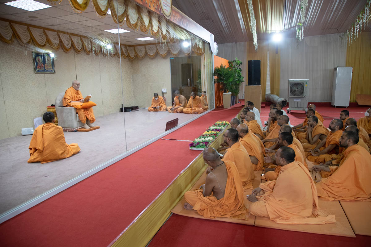 Sadhus during the afternoon assembly