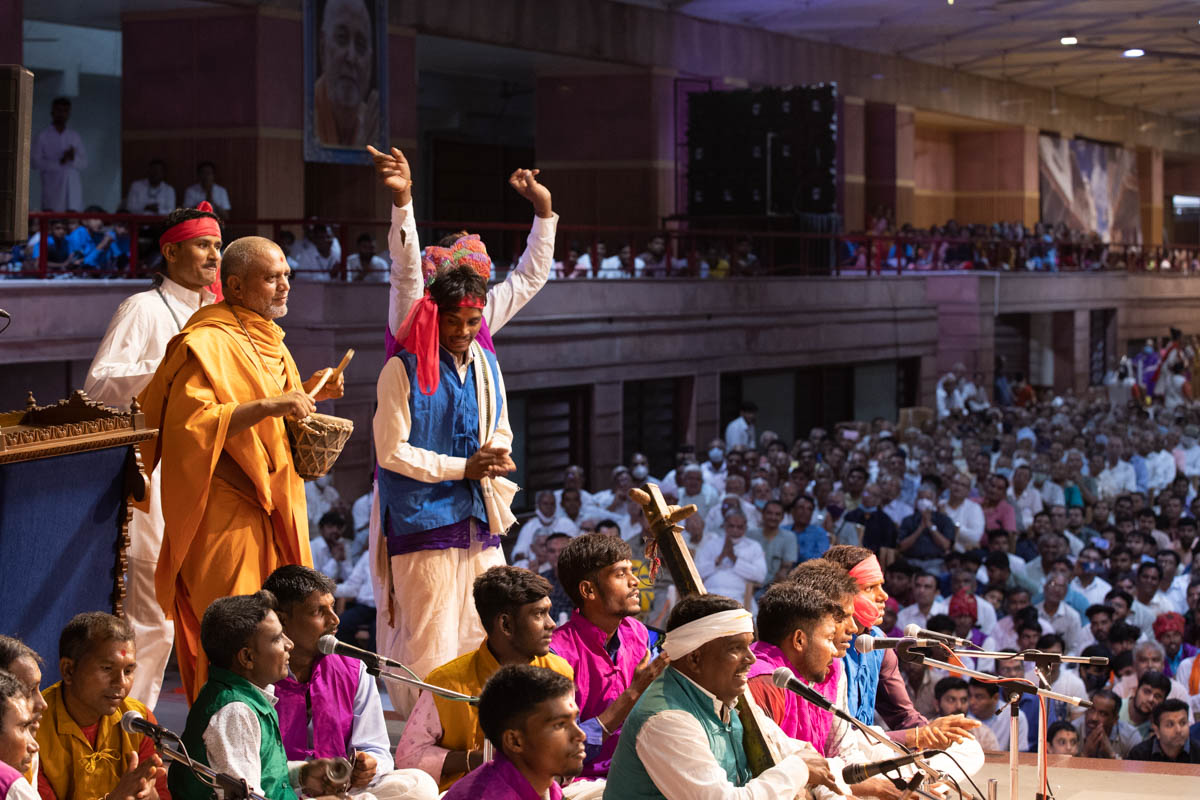 Tribal devotees sing kirtans in Swamishri's morning puja