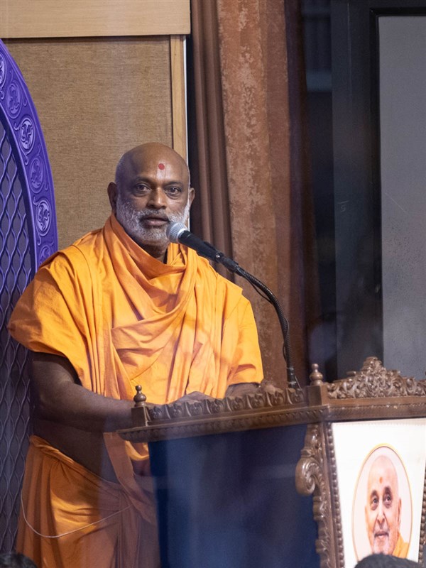 Amrutmuni Swami addresses the assembly