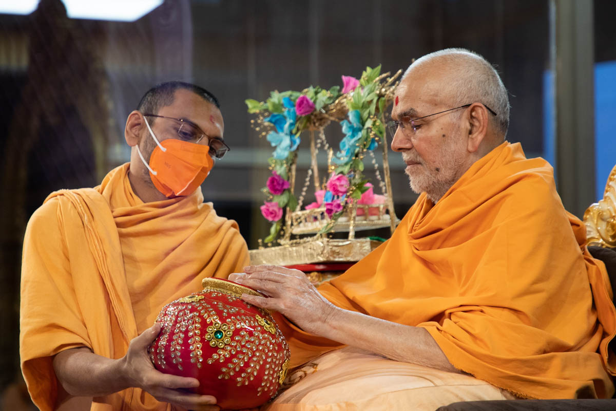 Swamishri sanctifies prayers from devotees