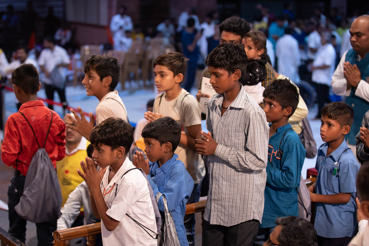 Children doing samip darshan of Swamishri