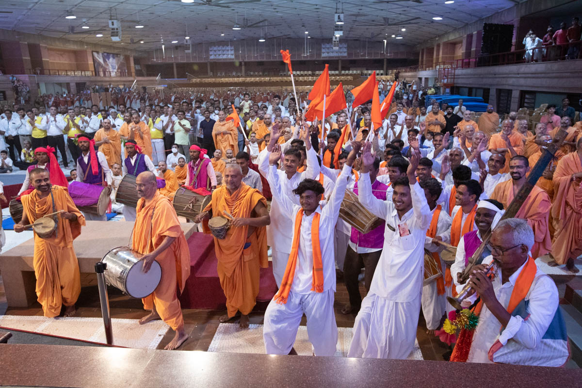 Sadhus and tribal devotees rejoice before Swamishri