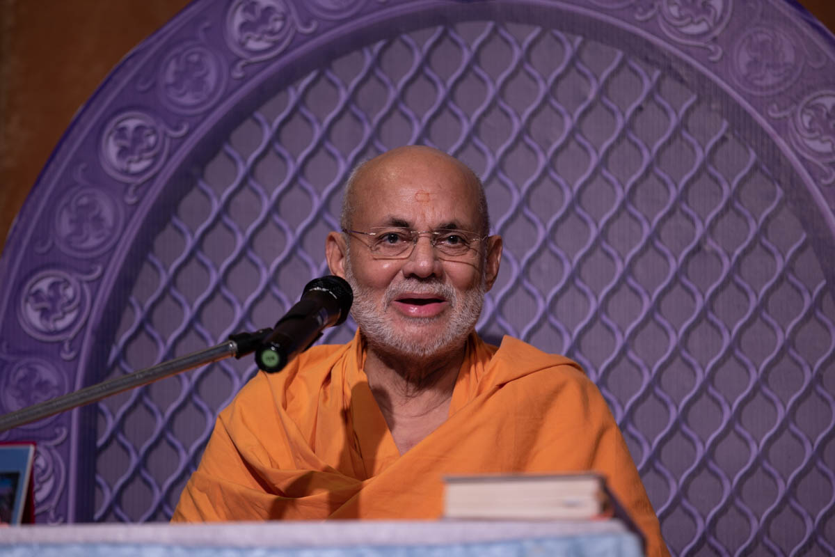 Pujya Viveksagar Swami addresses the evening satsang assembly