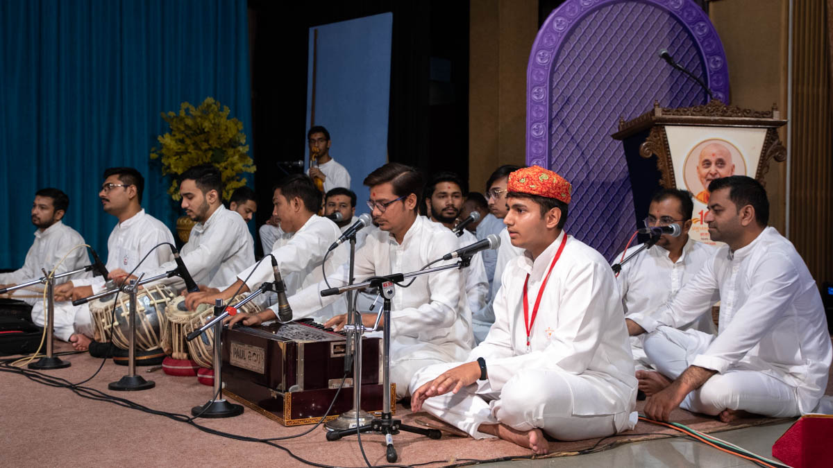 Youths sing kirtans in Swamishri's morning puja 