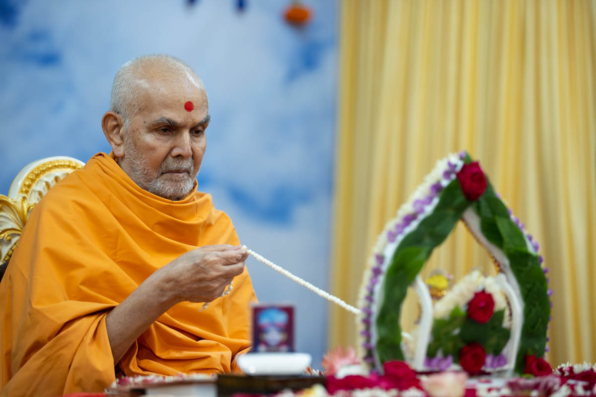 Swamishri swings Shri Harikrishna Maharaj and Shri Gunatitanand Swami on a hindolo 