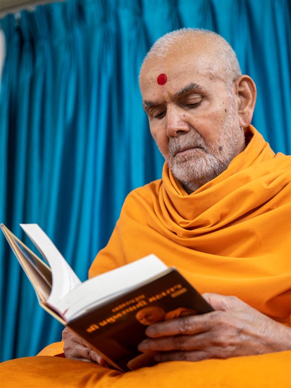 Swamishri reads Pramukh Swami Maharaj Jivan Charitra, Part 7