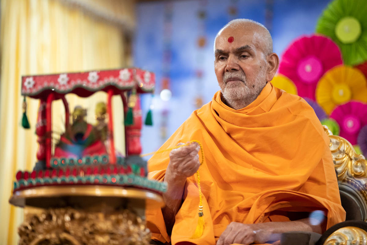 Swamishri swings Shri Harikrishna Maharaj and Shri Gunatitanand Swami on a hindolo 