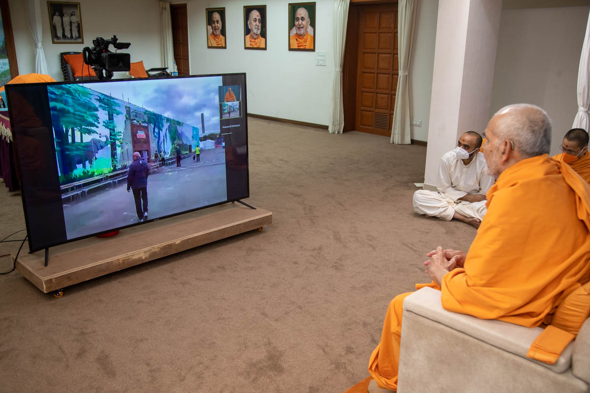 Swamishri watches a video presentation of the 'Festival of Inspiration', London