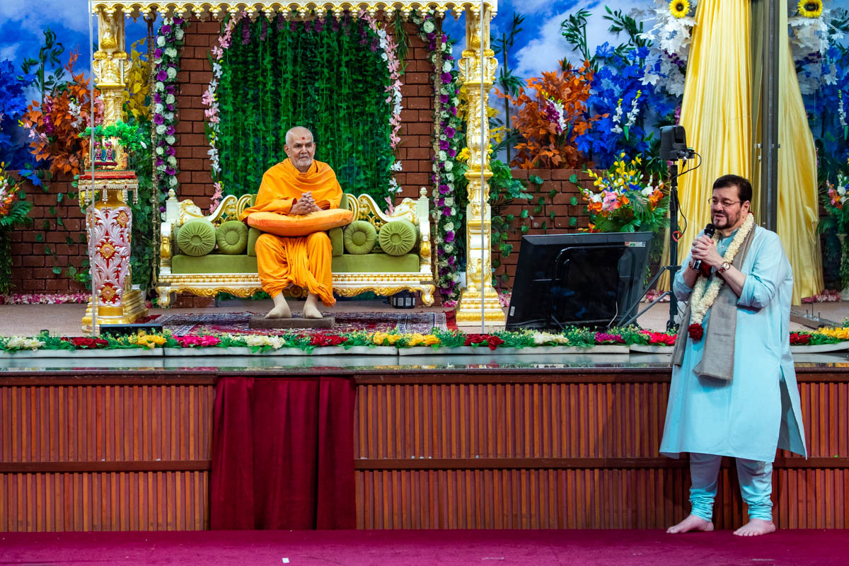 Shri Nitin Mukesh sings a bhajan before Swamishri