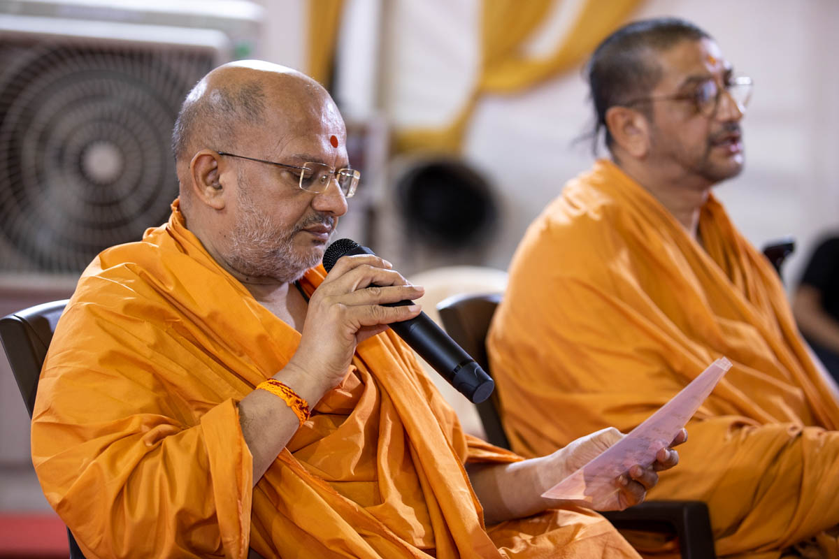 Aksharpurush Swami leads everyone in reciting the sadhana mantra and daily prayer in Swamishri's puja