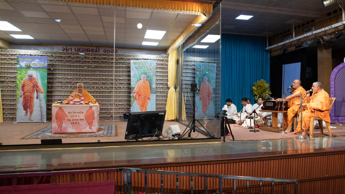 Premvadan Swami and Kamalnayan Swami sing kirtans in Swamishri's daily puja